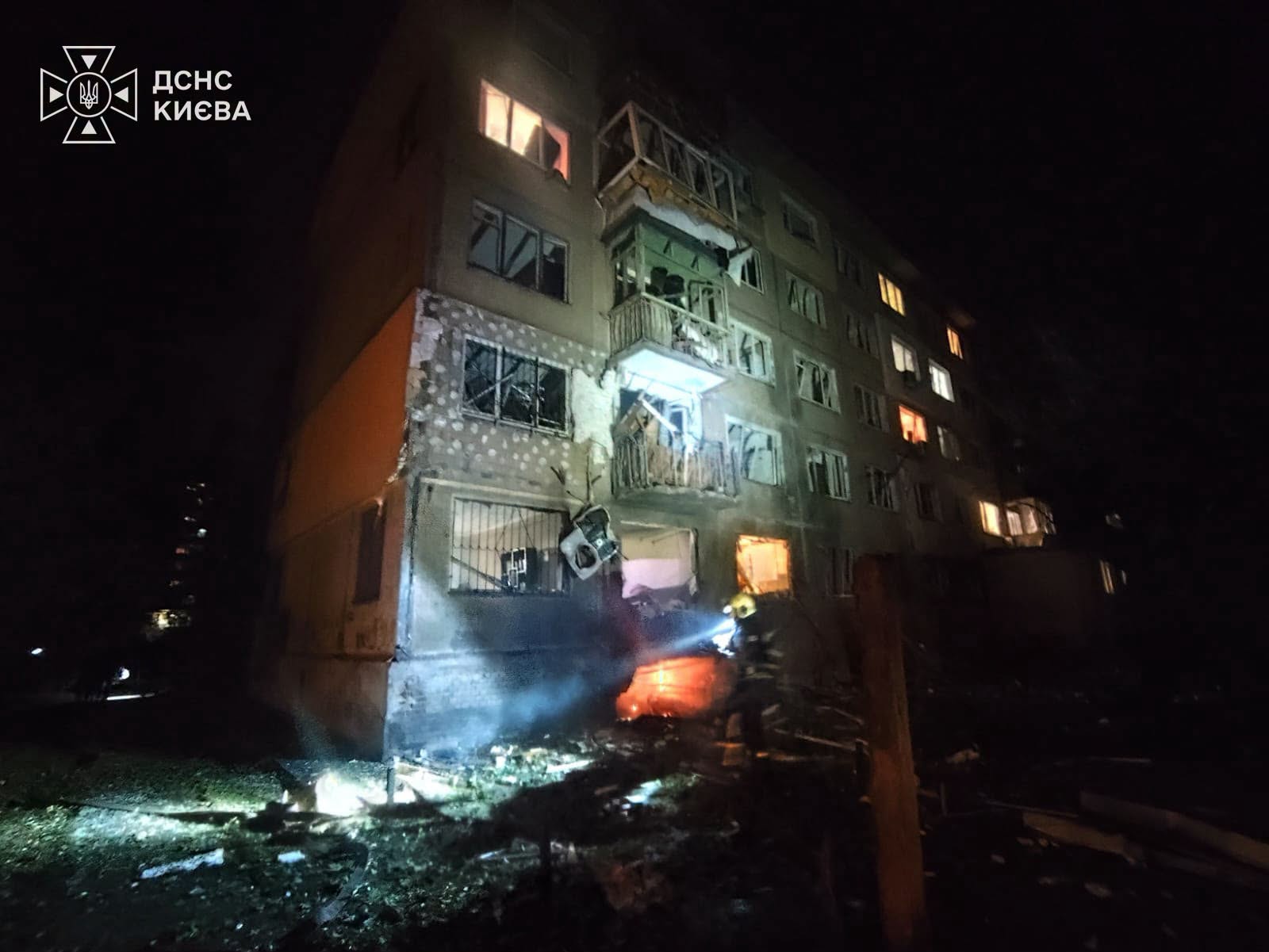 У Дніпровському районі Києва внаслідок влучання в житлову пʼятиповерхівку сталося загоряння У Дніпровському районі Києва внаслідок влучання в житлову пʼятиповерхівку сталося загоряння