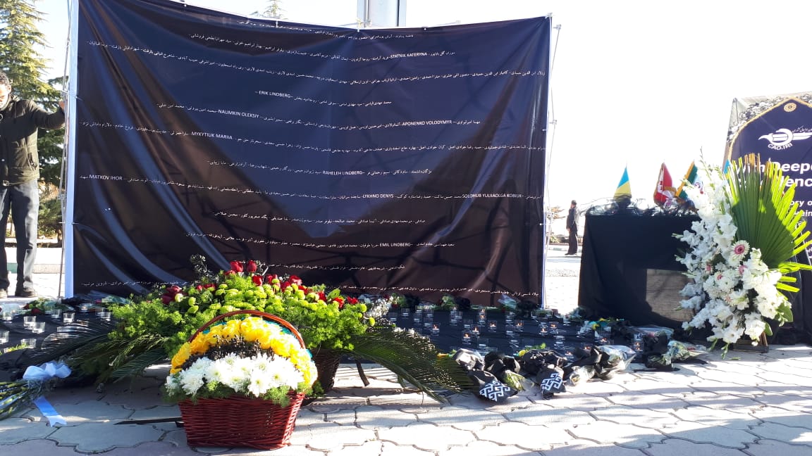 Українські дипломати поклали квіти на місці катастрофи літака МАУ в Ірані. ФОТО