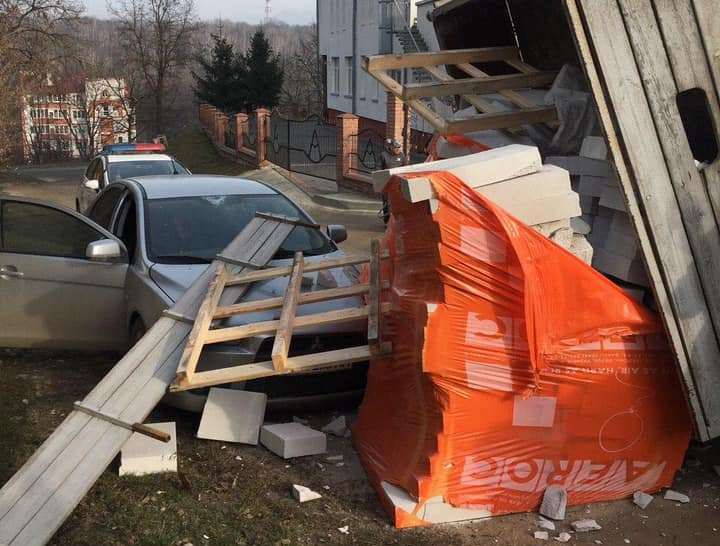 Переплутав важелі: у Тернополі водій самоскида розвантажив цеглу на припарковану машину