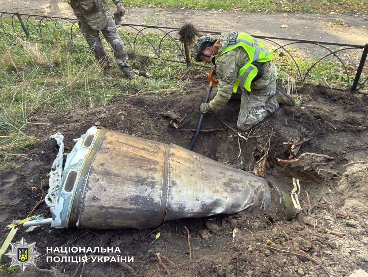 Поблизу житлових будинків у Києві вибухотехніки знешкодили нездетоновані бойові частини двох балістичних ракет Поблизу житлових будинків у Києві вибухотехніки знешкодили нездетоновані бойові частини двох балістичних ракет