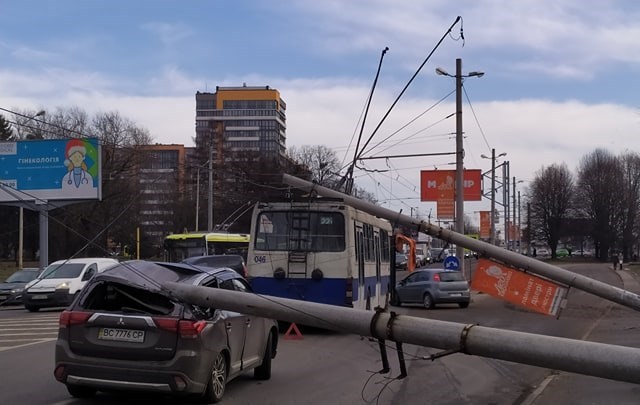 У Львові електроопори впали на автомобіль і тролейбус з людьми. ВІДЕО