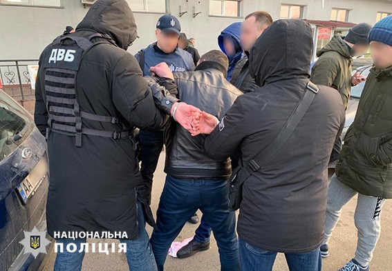 У Києві поліцейського затримали на одержанні хабаря в 11 тисяч гривень