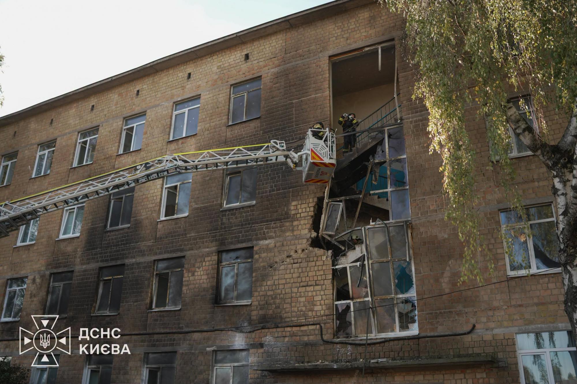 Є руйнування на рівні 3-го поверху: у ДСНС показали наслідки влучання дрона у будівлю школи в Києві
