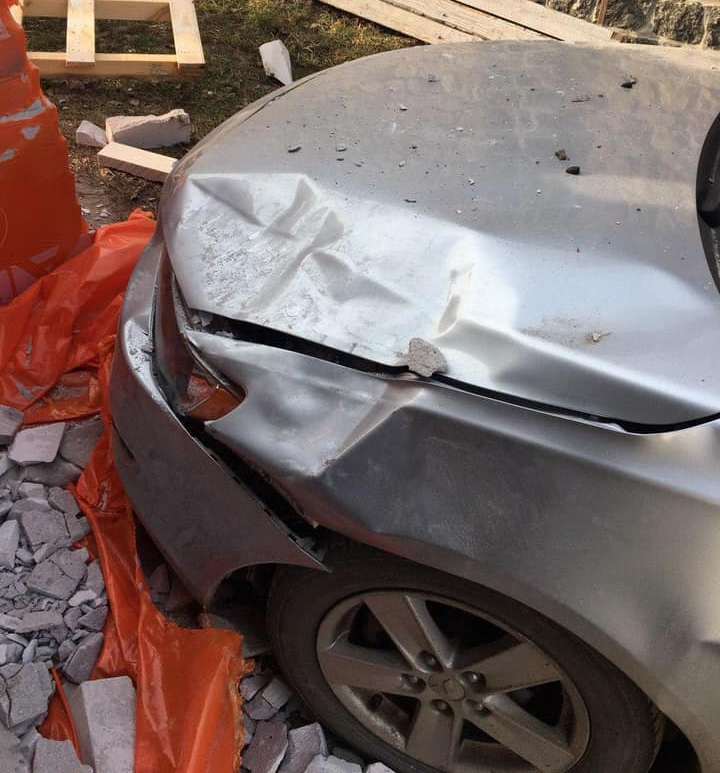 Переплутав важелі: у Тернополі водій самоскида розвантажив цеглу на припарковану машину