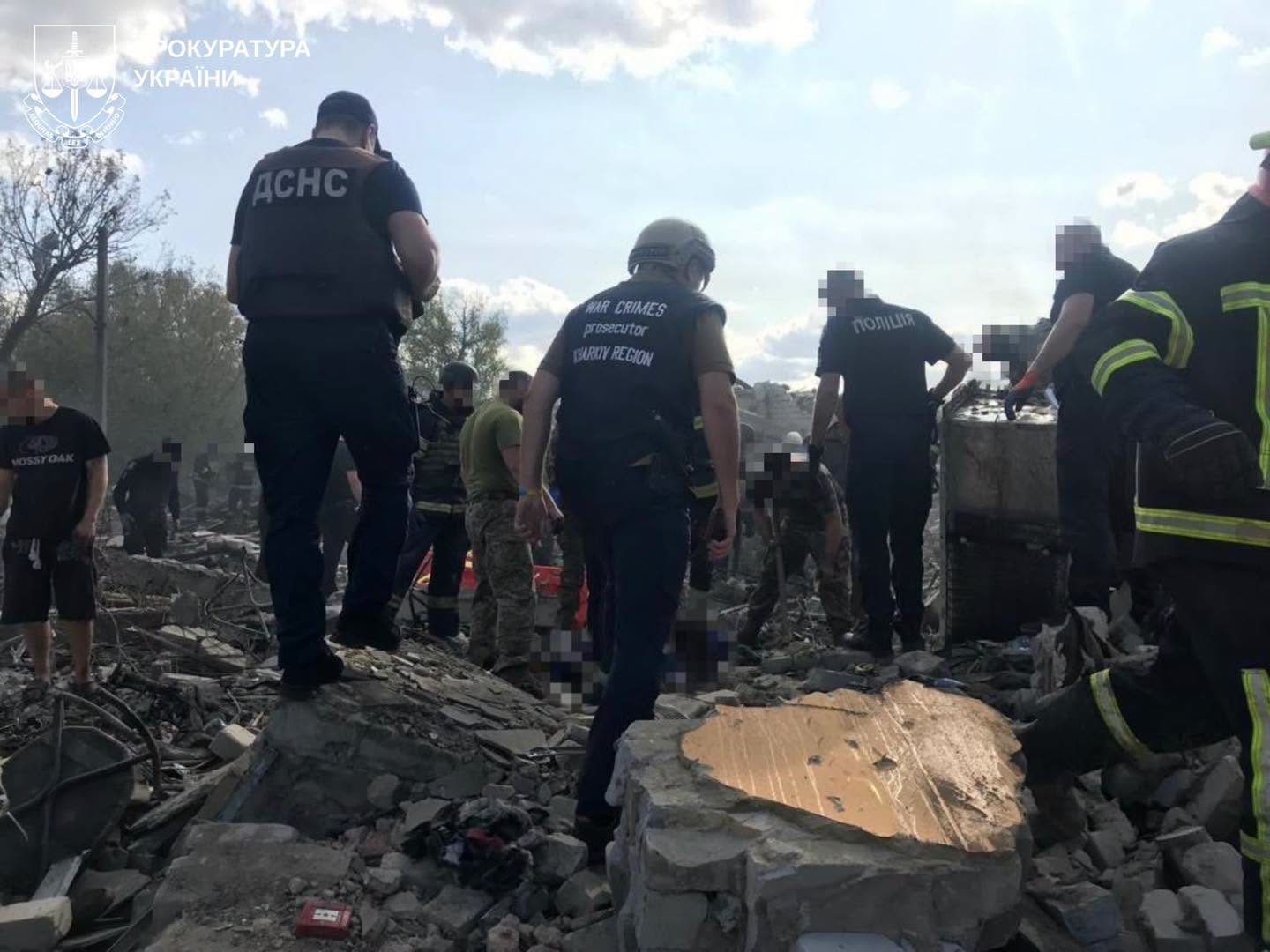 Ракетний удар по кафе у селі Гроза: судитимуть сімох причетних до загибелі 59 цивільних українців Ракетний удар по кафе у селі Гроза: судитимуть сімох причетних до загибелі 59 цивільних українців