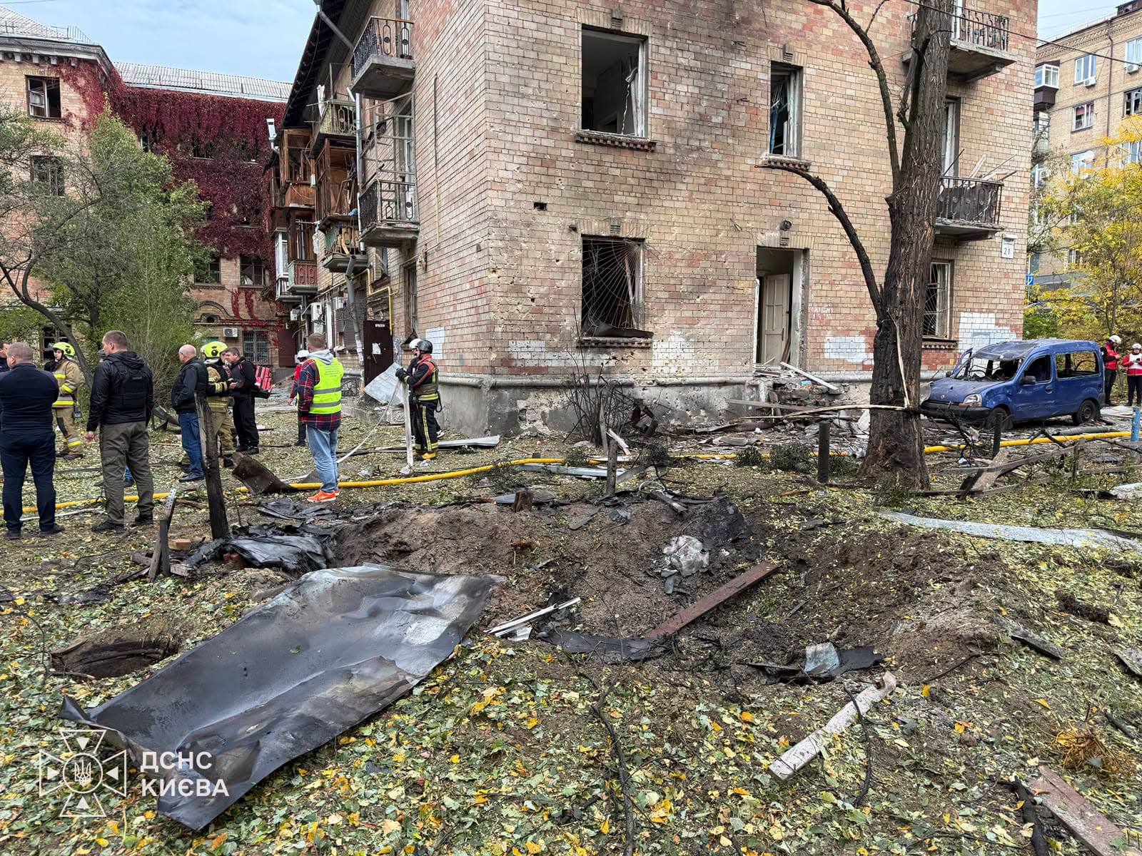 Дронова атака на Київ: у Печерському районі уламки пошкодили житлові будики, є постраждалі Дронова атака на Київ: у Печерському районі уламки пошкодили житлові будики, є постраждалі