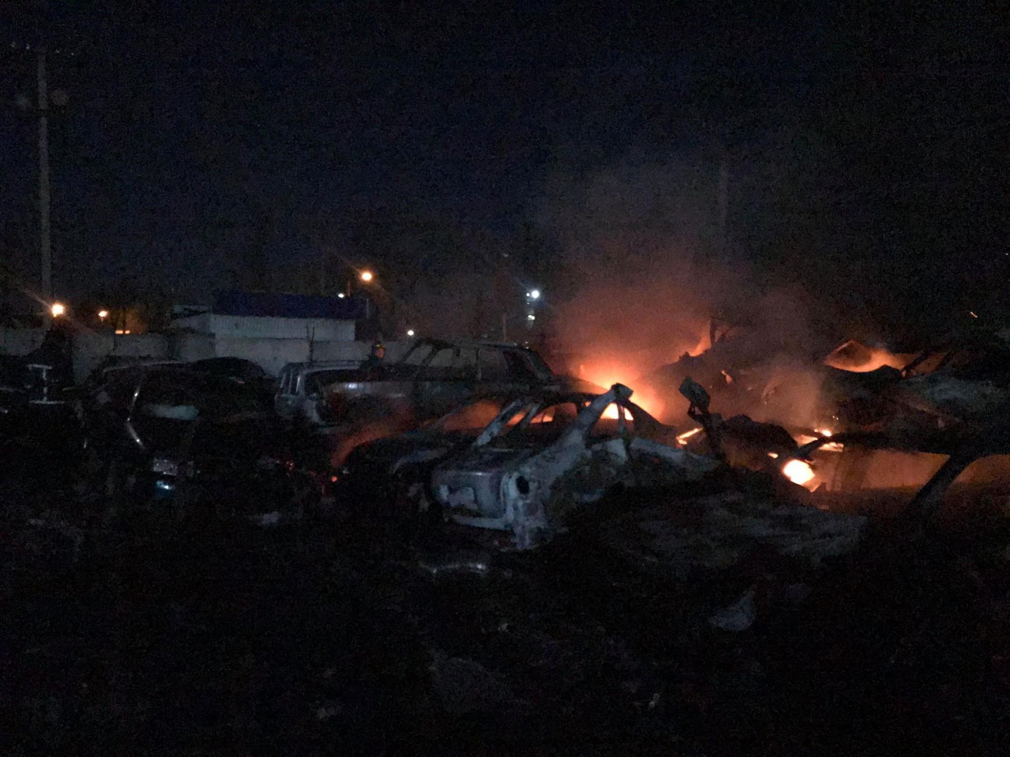 В Одесі на штрафмайданчику сталася пожежа – вогонь знищив 20 автівок