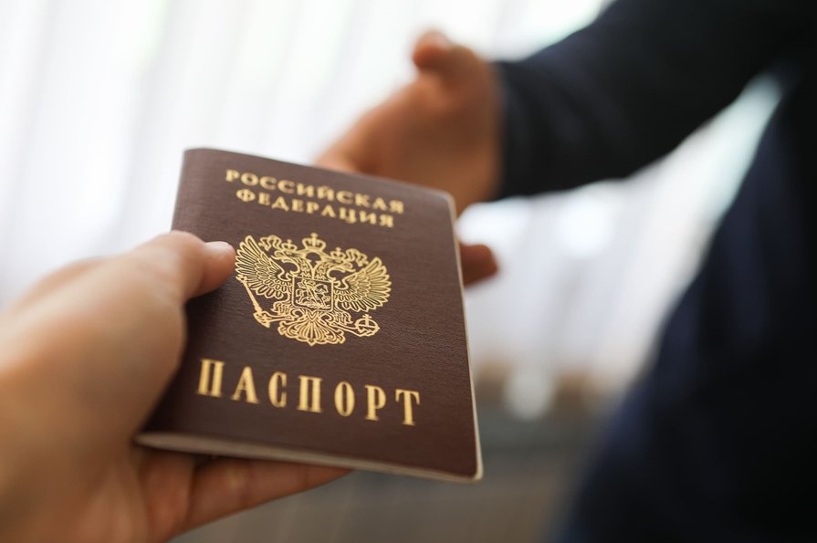 "Кульгава" російська паспортизація, або кому ще потрібен "двоголовий аусвайс"?