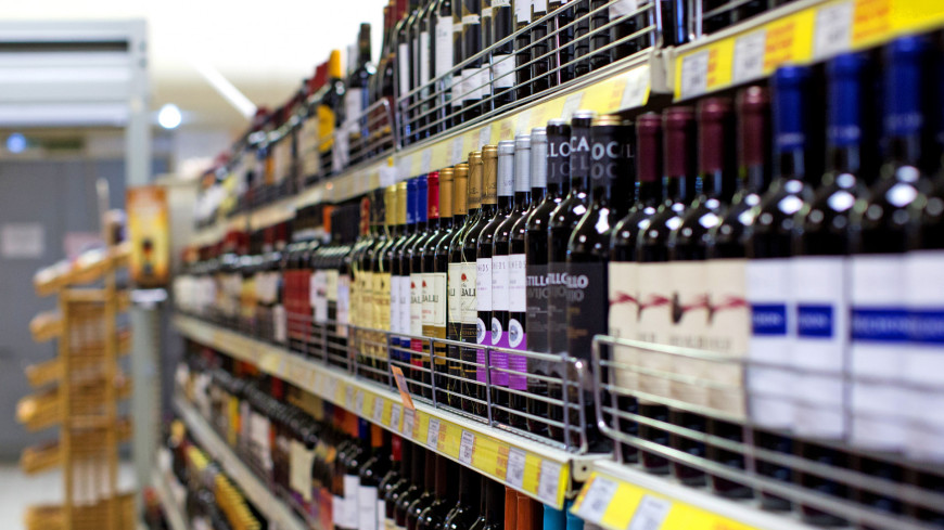"Подорожчання товарів та процвітання чорного ринку", – економіст про законопроект про заборону продажу алкоголю і тютюну в супермаркетах 