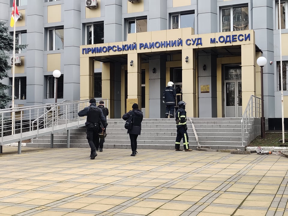В Одесі обвинувачений у вбивстві під час засідання суду погрожував підірвати гранату і взяв у заручники суддів