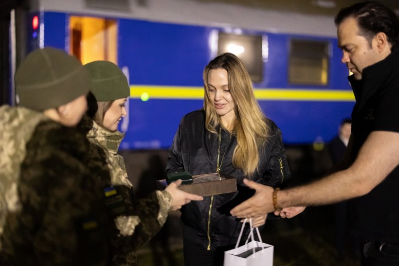 Українські прикордонники вручили подарунок Анджеліні Джолі. ФОТО 