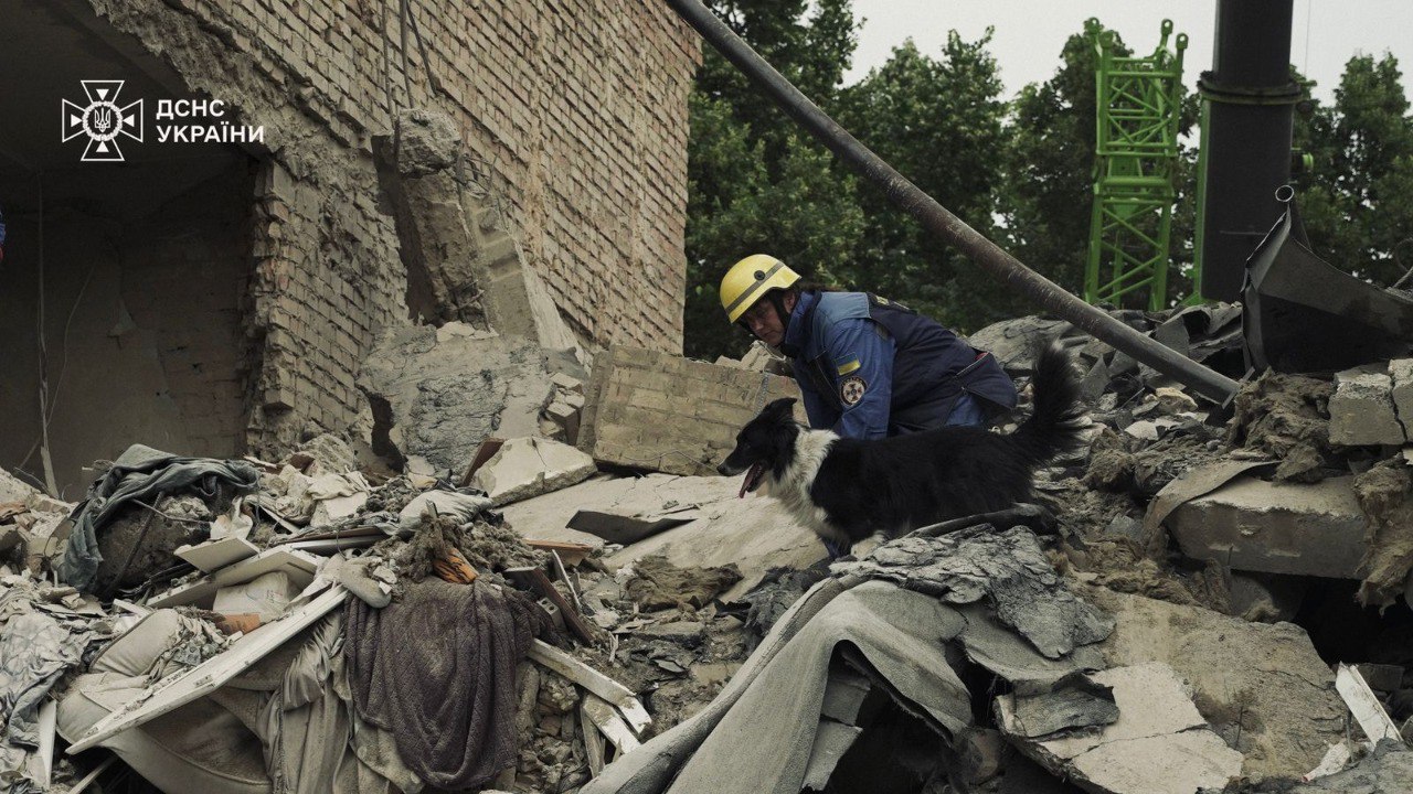 З-під завалів зруйнованого будинку в Києві дістали тіла п’яти загиблих, – КМВА