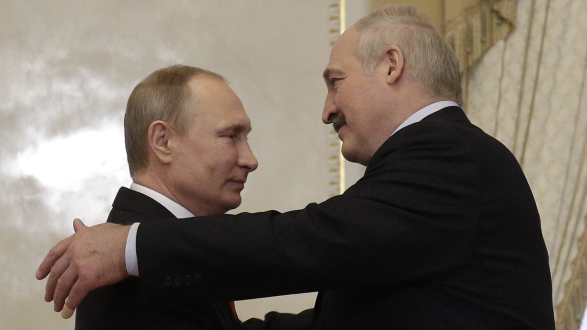 Москва стала работать на смещение Лукашенко, но передумала