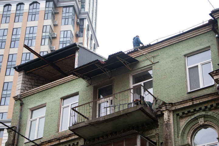 У Києві почали демонтувати незаконну надбудову на пам’ятці архітектури у Голосіївському районі