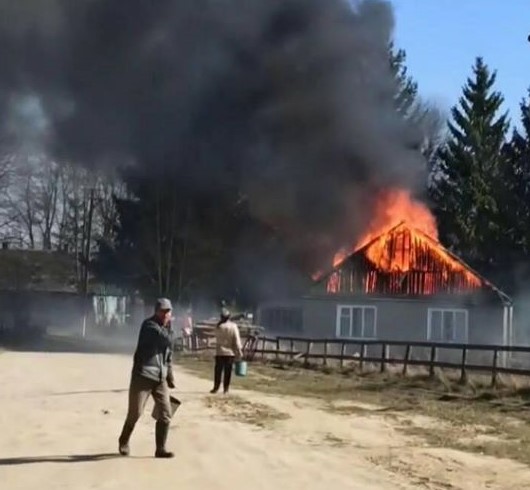 На Житомирщині спалили сухостій разом із сільрадою. ФОТО