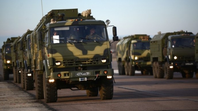 Окупанти відводять техніку через Мелітополь: помічено близько 60 військових машин