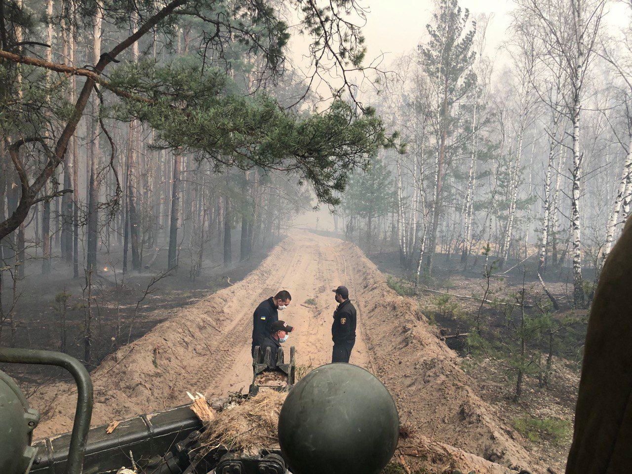 У Чорнобильській зоні та на Житомирщині триває локалізація осередків тління трав’яного настилу та залишків деревини – ДСНС