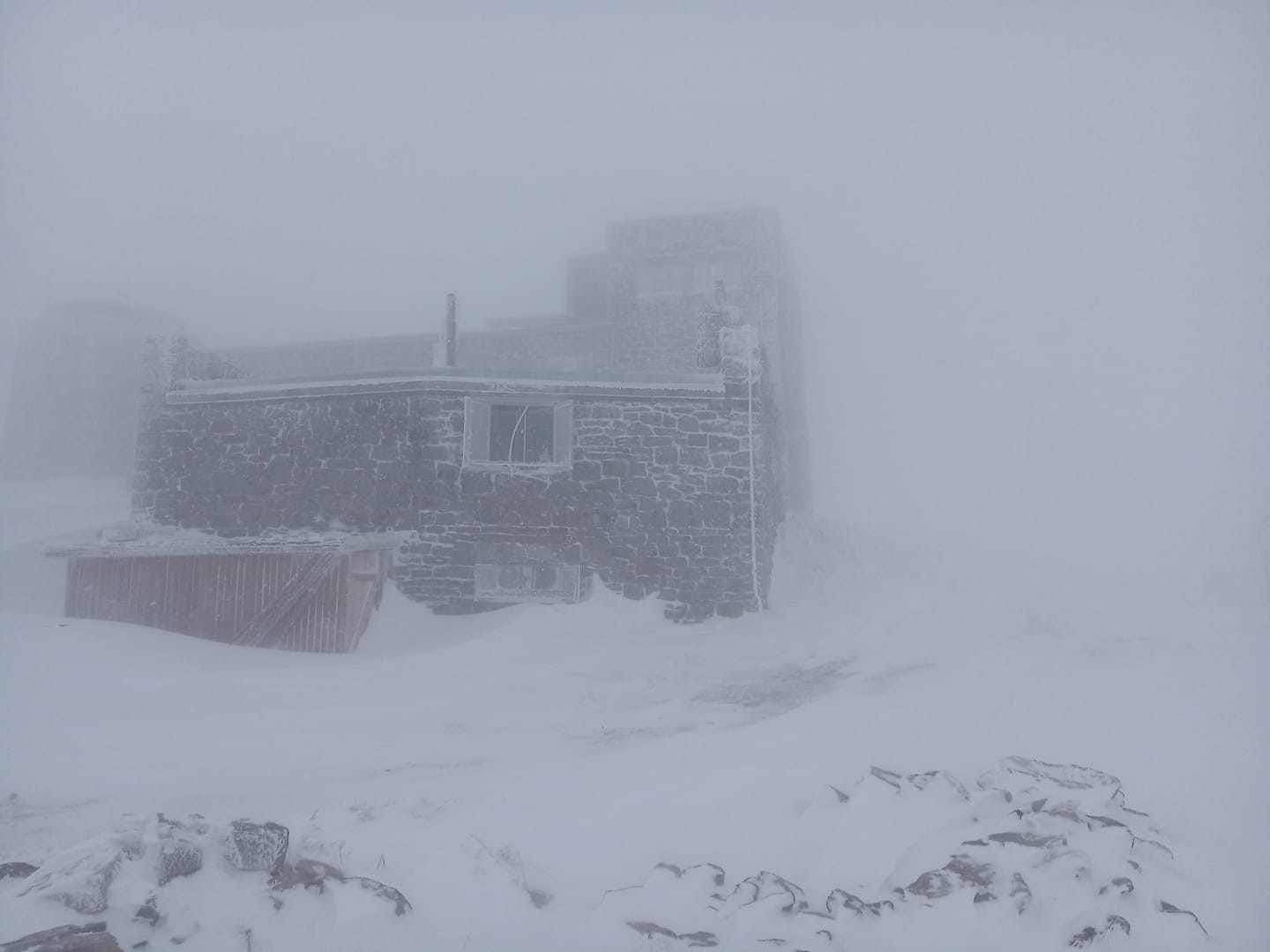 Зима повернулася: на горі Піп Іван в Карпатах випало 15 см снігу
