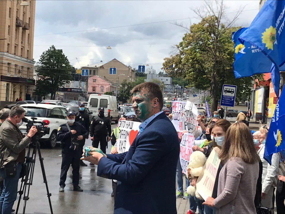 У Харкові на мітингу облили зеленкою екс-депутата, який очолив міський осередок ОПЗЖ. ВІДЕО