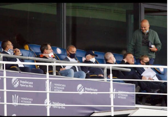 "Слуги" з ОПЗЖ і Кравчуком повсідалися на стадіоні дивитися футбол. ФОТО