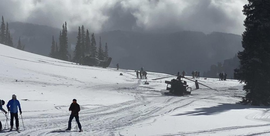 В Америці два бойові вертольоти Blackhawk впали на спуск гірськолижного курорту. ФОТО
