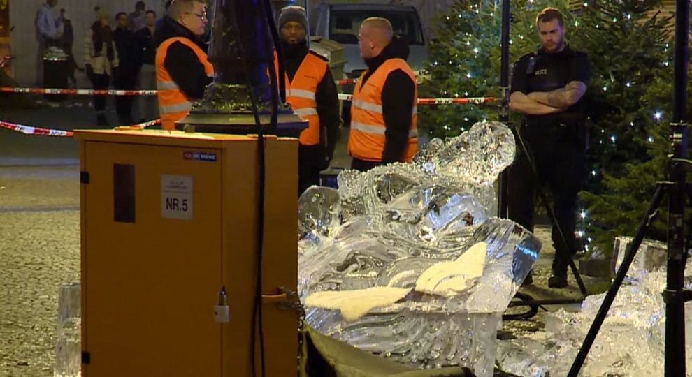 Трагедія у Люксембурзі: на різдвяному ярмарку крижана скульптура, що впала, вбила дитину