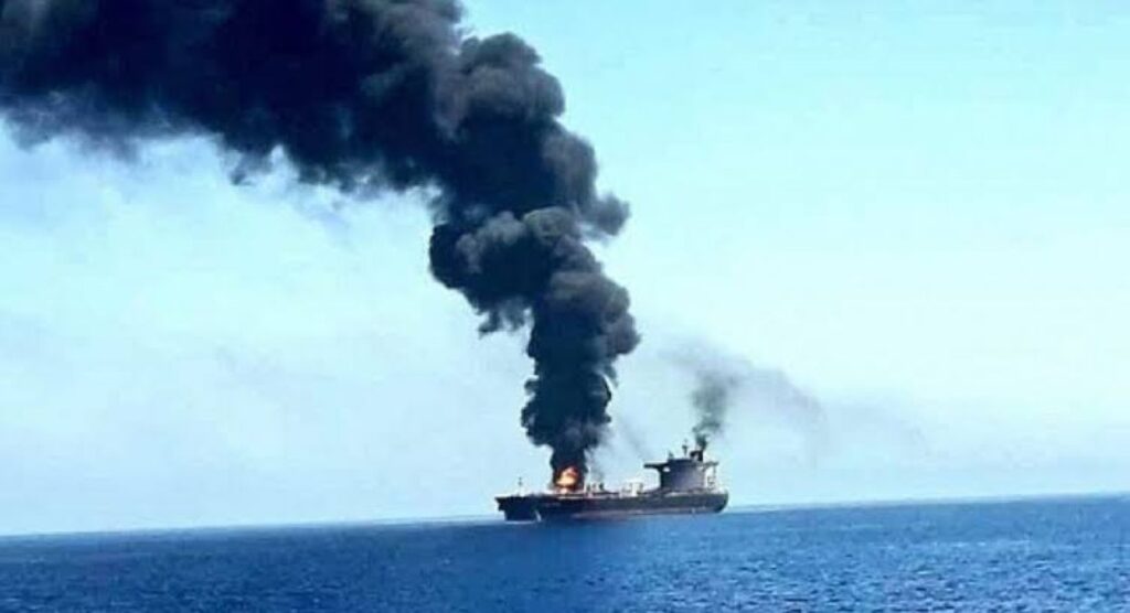 У водах Румунії загорілося та затонуло торговельне судно: президент Дан припускає, що був удар