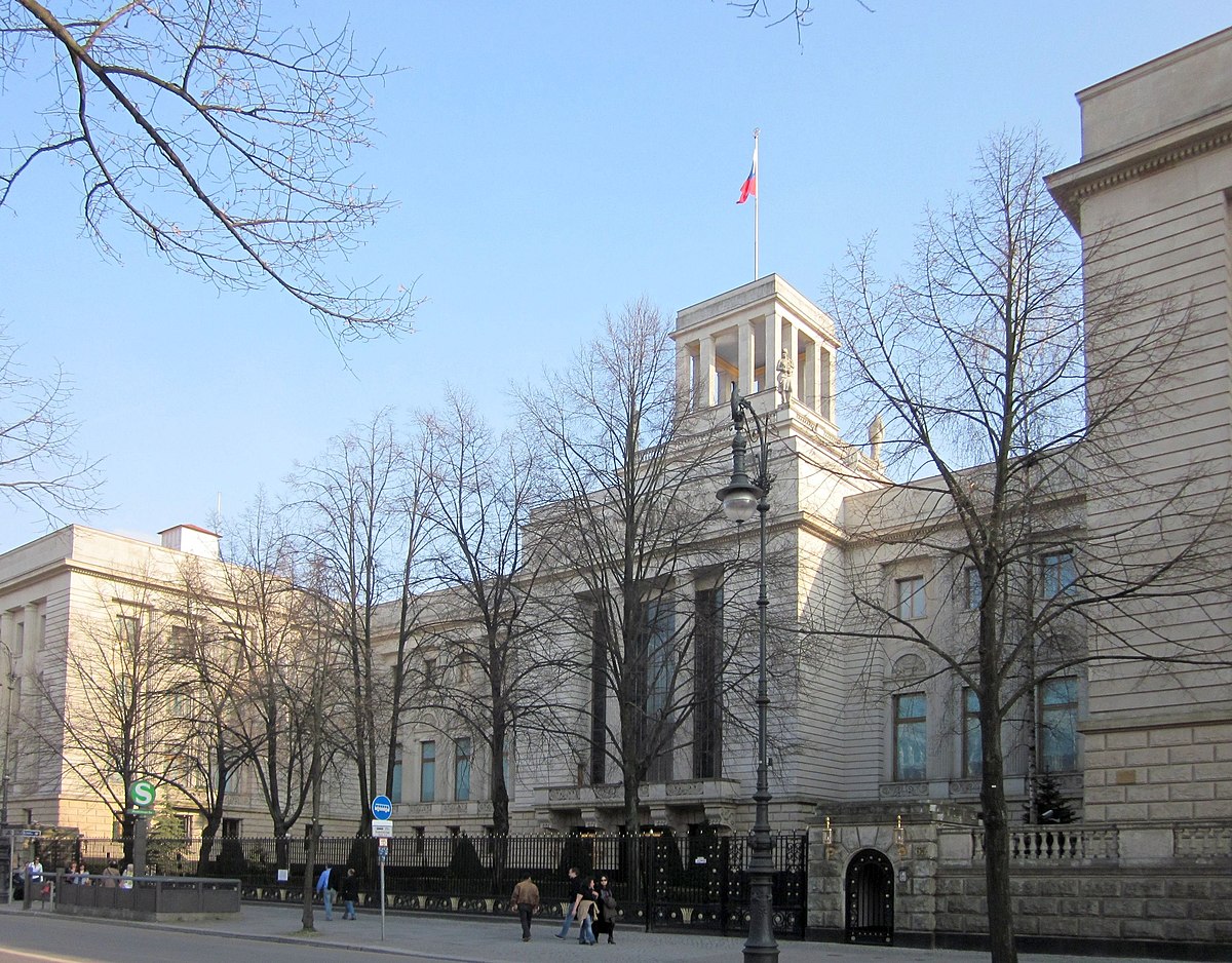 Троє німецьких депутатів засвітились в російському посольстві на вечірці з нагоди дня народження Путіна