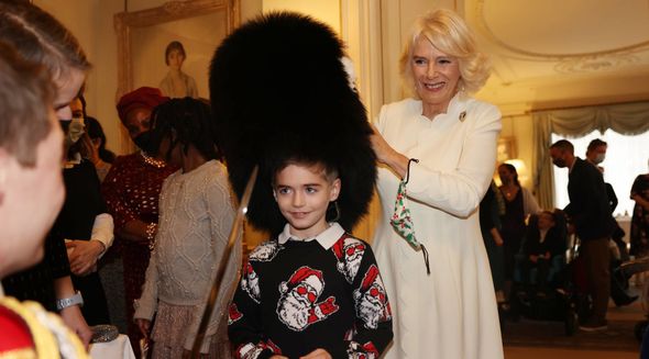 Дружина принца Чарльза Камілла запросила дітей з хоспісу прикрасити ялинку, дозволивши їм приміряти шапку гвардійця і взяти до рук шпагу. ВІДЕО