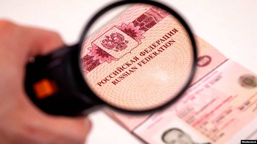 Паспортная сага Кремля в Крыму и на Донбассе