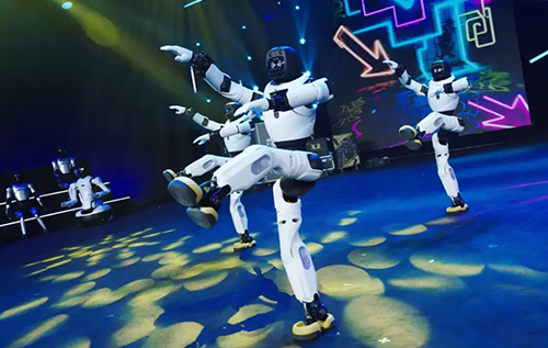 Танці, пісні та гумор: у Китаї відбувся перший у світі гала-концерт за участі роботів-гуманоїдів