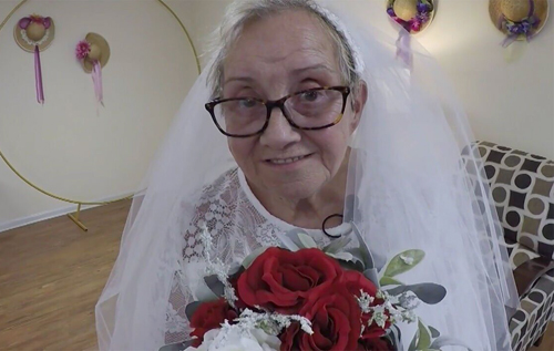 У США 77-річна жінка вийшла заміж за себе. ВІДЕО