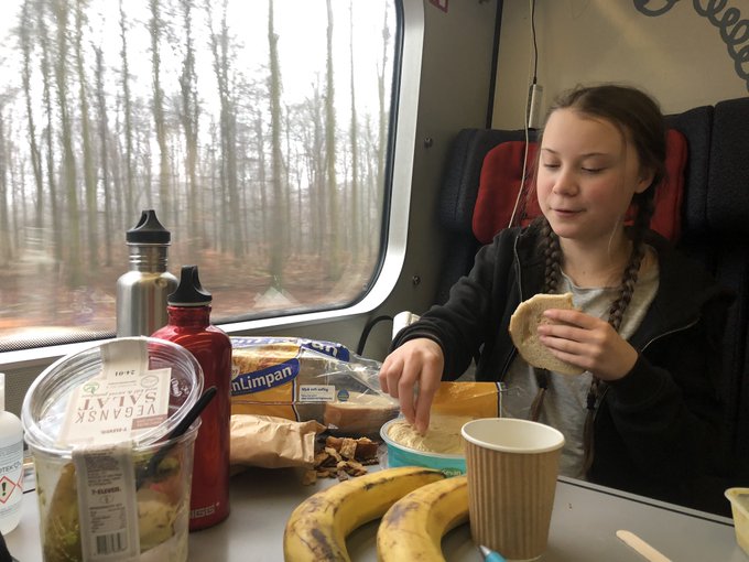 Грета Тумберг завтрак в поезде