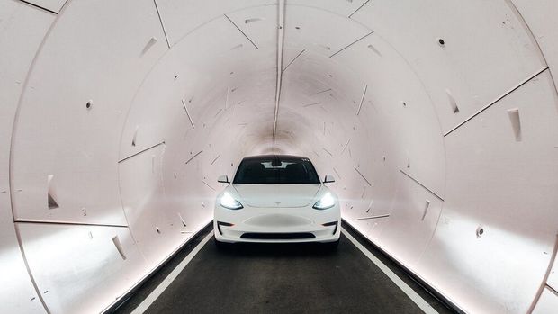Илон Маск запустил тоннели под Лас-Вегасом, где "Теслы" разгоняются до 185 км/ч. ВИДЕО