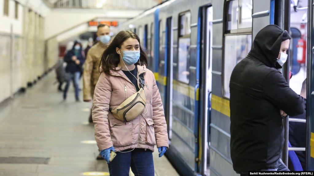 Новий антирекорд в Україні: 921 людина захворіла на коронавірус за добу