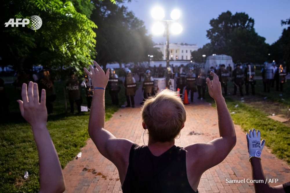 У Вашингтоні ввели комендантську годину через протести біля Білого дому. ФОТО
