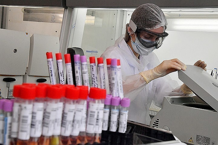 В России заявили, что уже осенью начнут выпуск вакцины от COVID-19: эксперты выразили сомнения