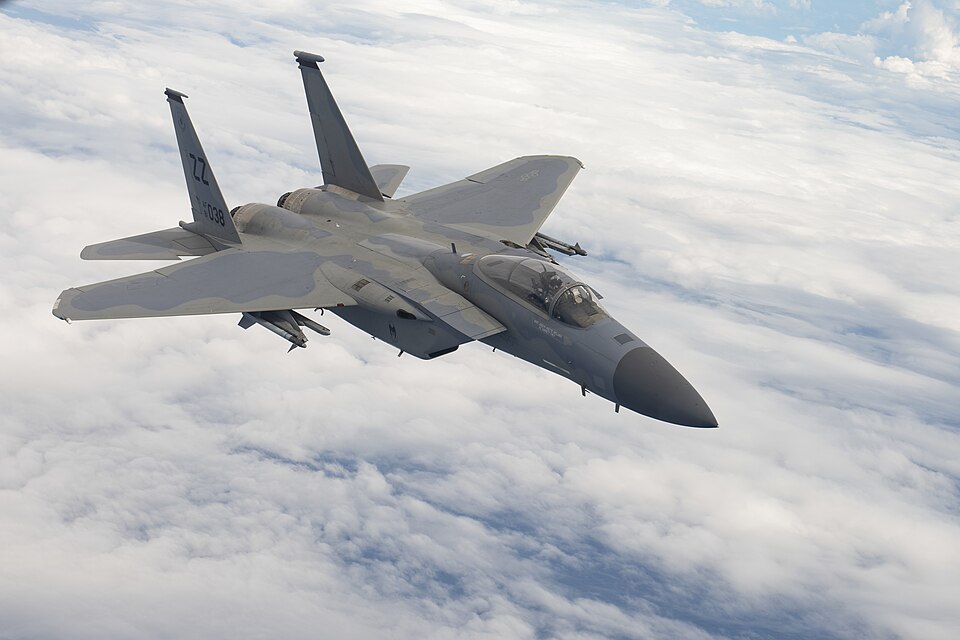 За допомогою рою дронів. Іран збив американський винищувач F-15, перейнявши досвід України – NYT
