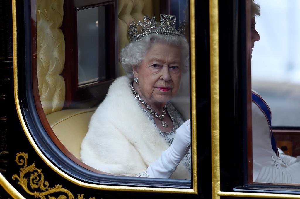 Королева Єлизавета II відмовилася від натурального хутра  