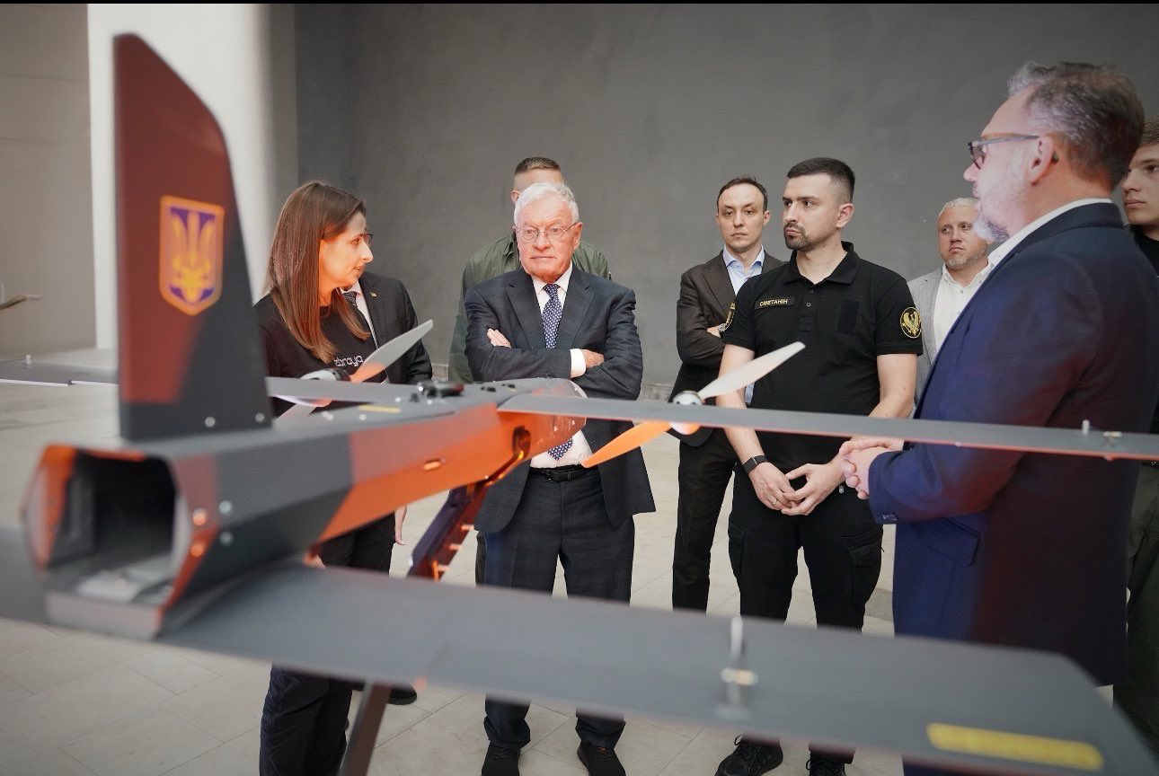 Келлог відвідав оборонні бази України та назвав дрони «неймовірними інноваціями»