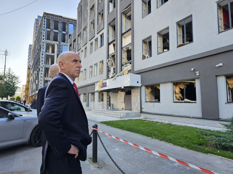 Джон Гілі відвідав пошкоджену ударом РФ будівлю Британської ради