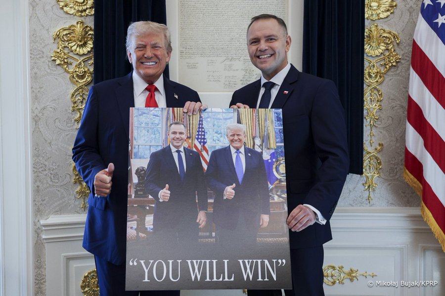 Навроцький показав подарунок, який отримав від Трампа