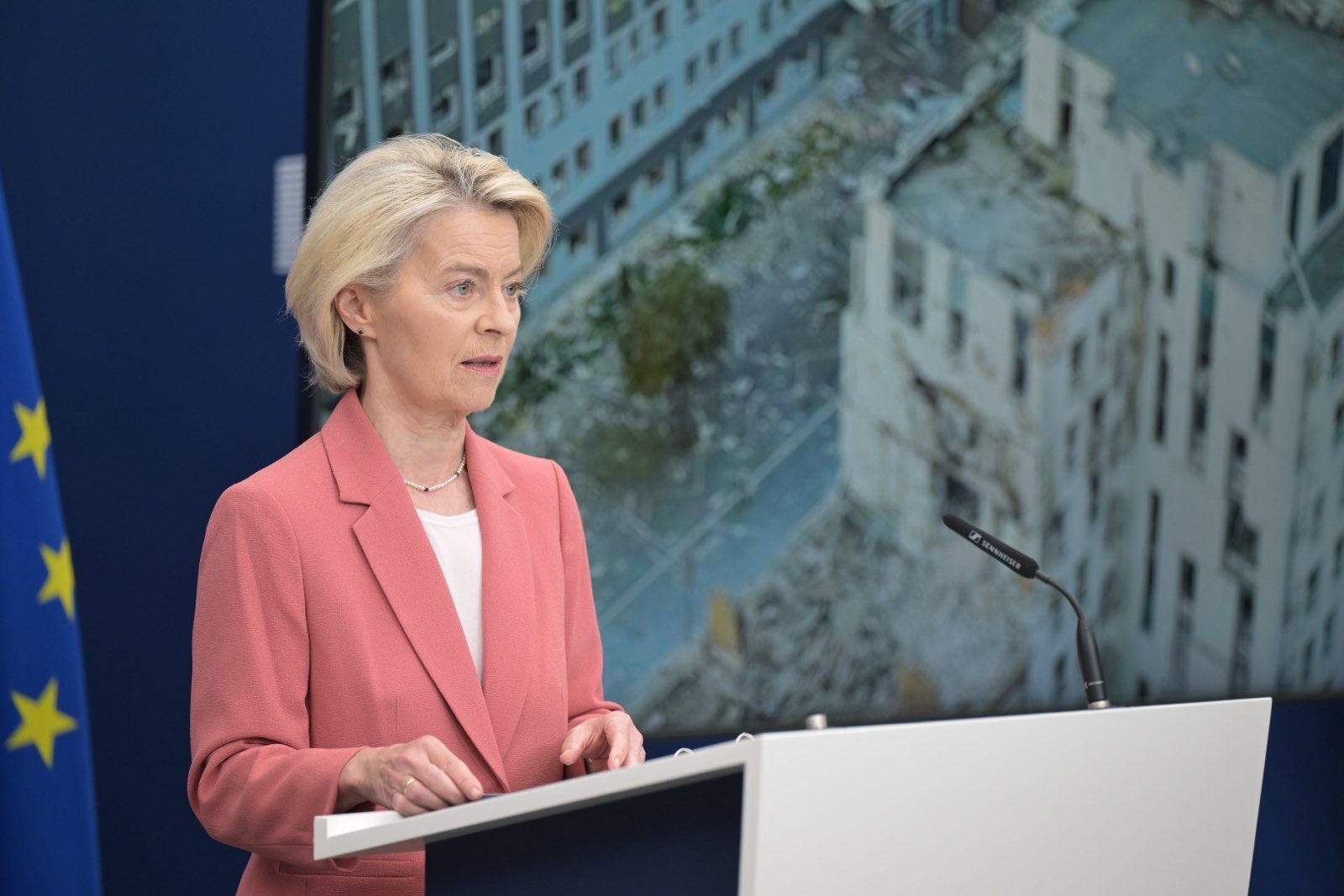 FT: Літак із Урсулою фон дер Ляєн на борту сідав за паперовими картами через збої у роботі GPS