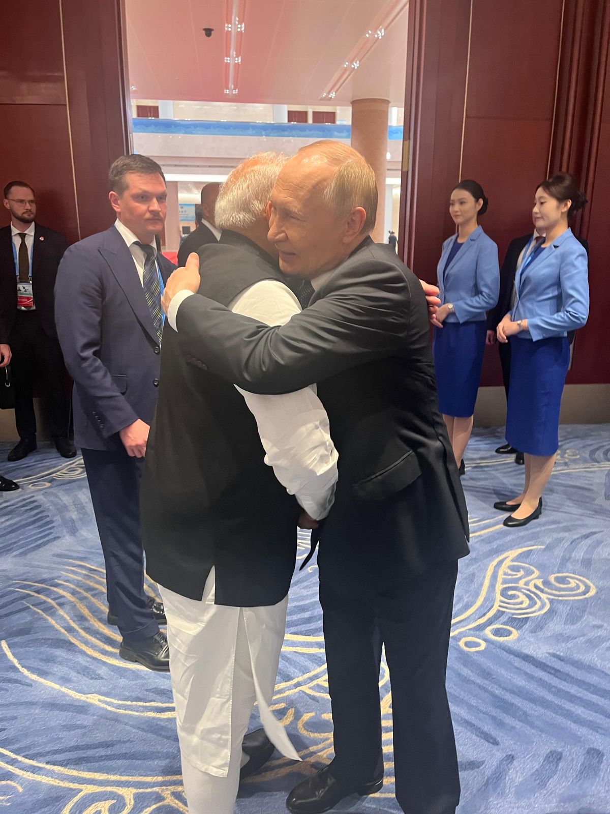 Моді обійнявся з Путіним, проїхався з ним в лімузині та обмежився абстрактним закликом до "припинення конфлікту"