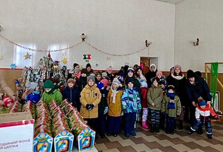 Благодійники фонду "Сергія Цюпка" стали справжніми "миколайчиками" для діточок з села Озера