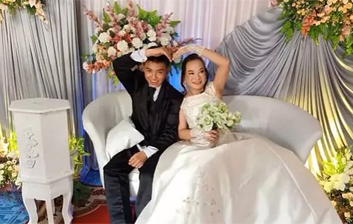 В Індонезії 41-річна жінка вийшла заміж за 16-річного сина найкращої подруги