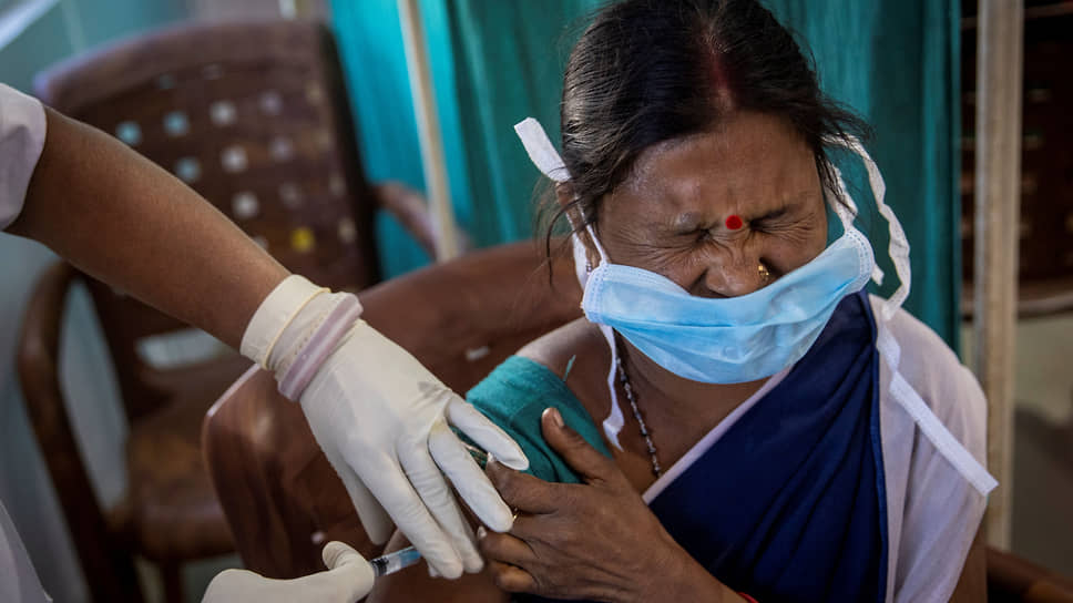 В Індії близько 2 тисяч людей щепили підробленими "вакцинами" проти COVID-19. Поліція затримала винних ділків