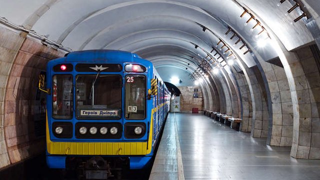 Київ готується до відкриття метро: на станціях наносять “дистанційну” розмітку, – Кличко