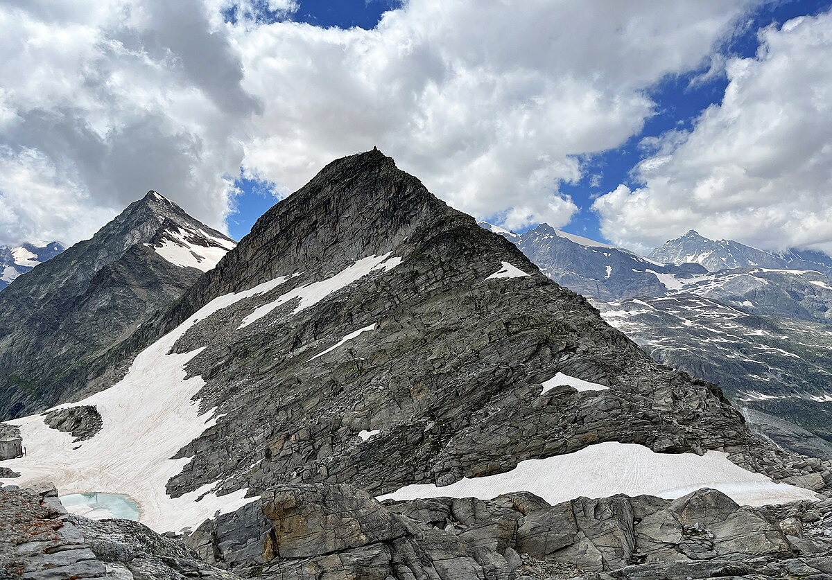 В горах Італії зламався підйомник, близько 100 людей застрягли на висоті 2800 метрів В горах Італії зламався підйомник, близько 100 людей застрягли на висоті 2800 метрів