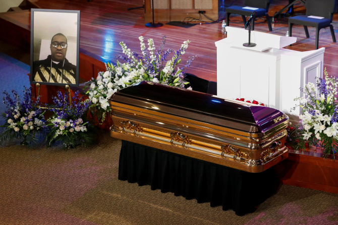 Мэр Миннеаполиса расплакался перед гробом Джорджа Флойда на поминальной службе. ВИДЕО
